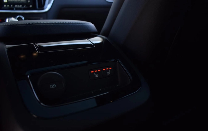 Volvo V60 cena 279900 przebieg: 30000, rok produkcji 2023 z Wrocław małe 407